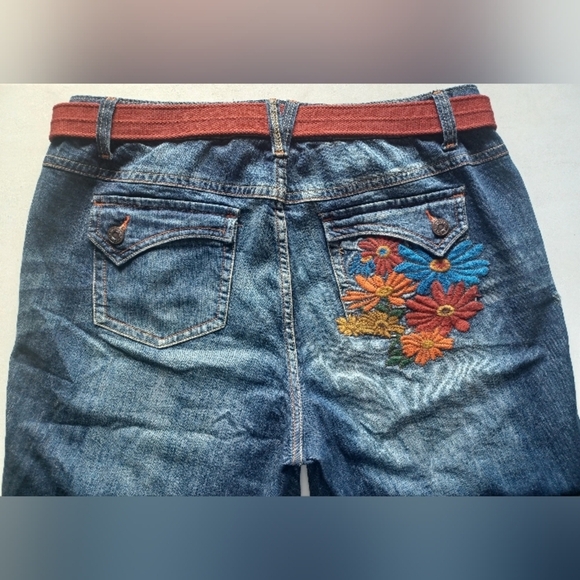 🍒 NWOT Venezia Embroidered Cropped Capri Blue Jeans with Red Belt - Picture 4 of 13